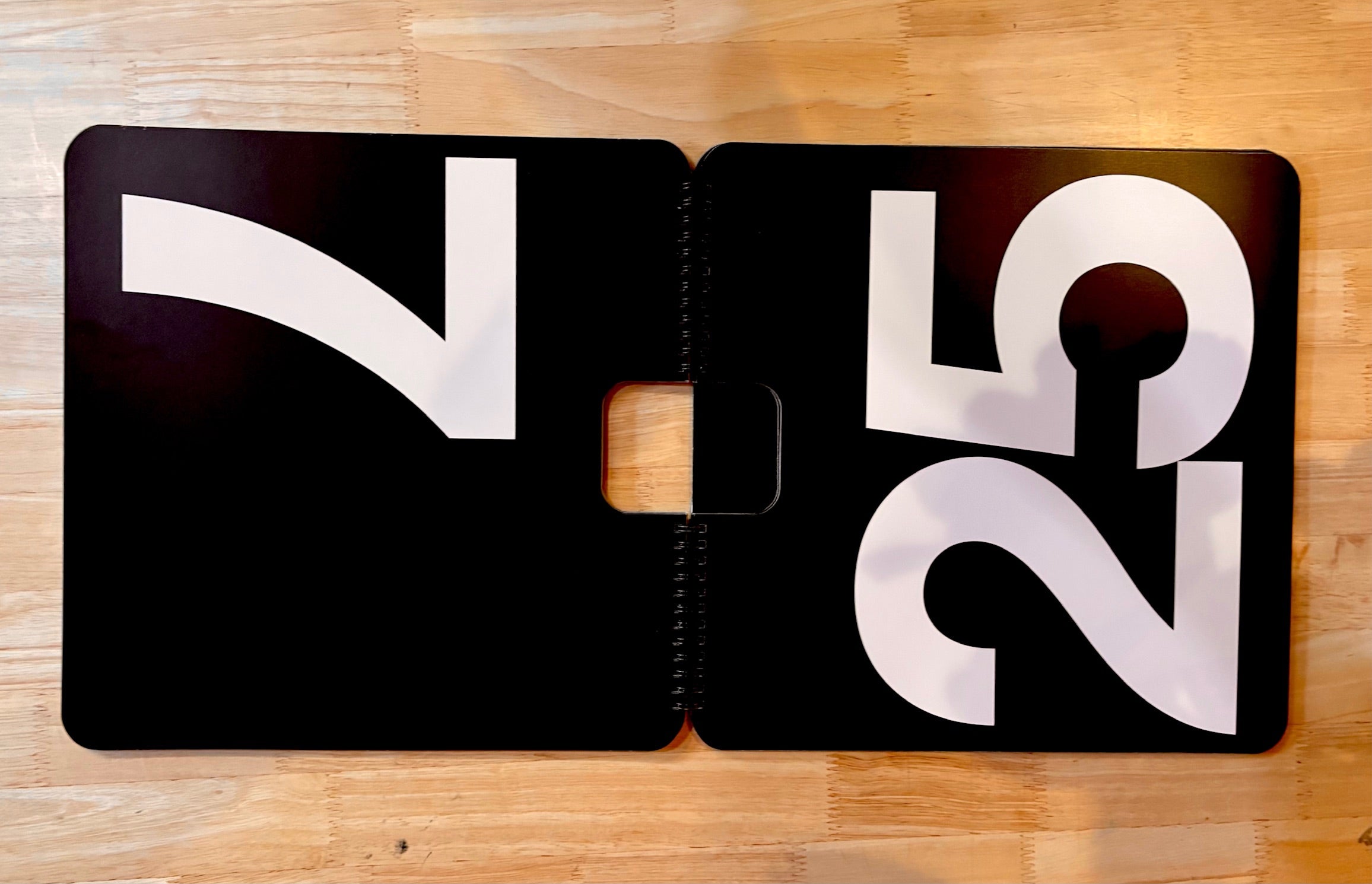 Perpetual calendar by Massimo Vignelli, NAVA 365 Max